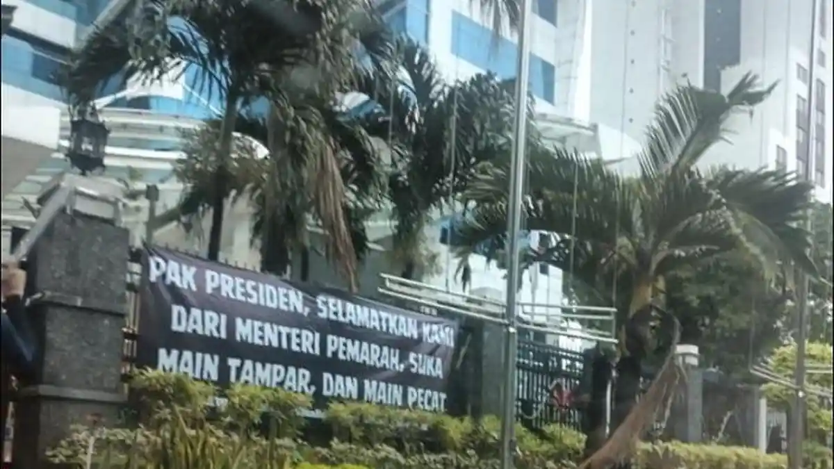 Tak Cuma Pecat Pegawai, Mendiktisaintek Satryo Soemantri Diduga Turut Aniaya Karyawan Vendor