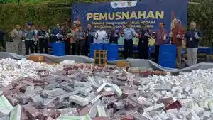 Proses-pemusnahan-barang-kena-cukai-ilegal-hasil-penindakan-Kanwil-DJBC-Bali-Nusra.jpg