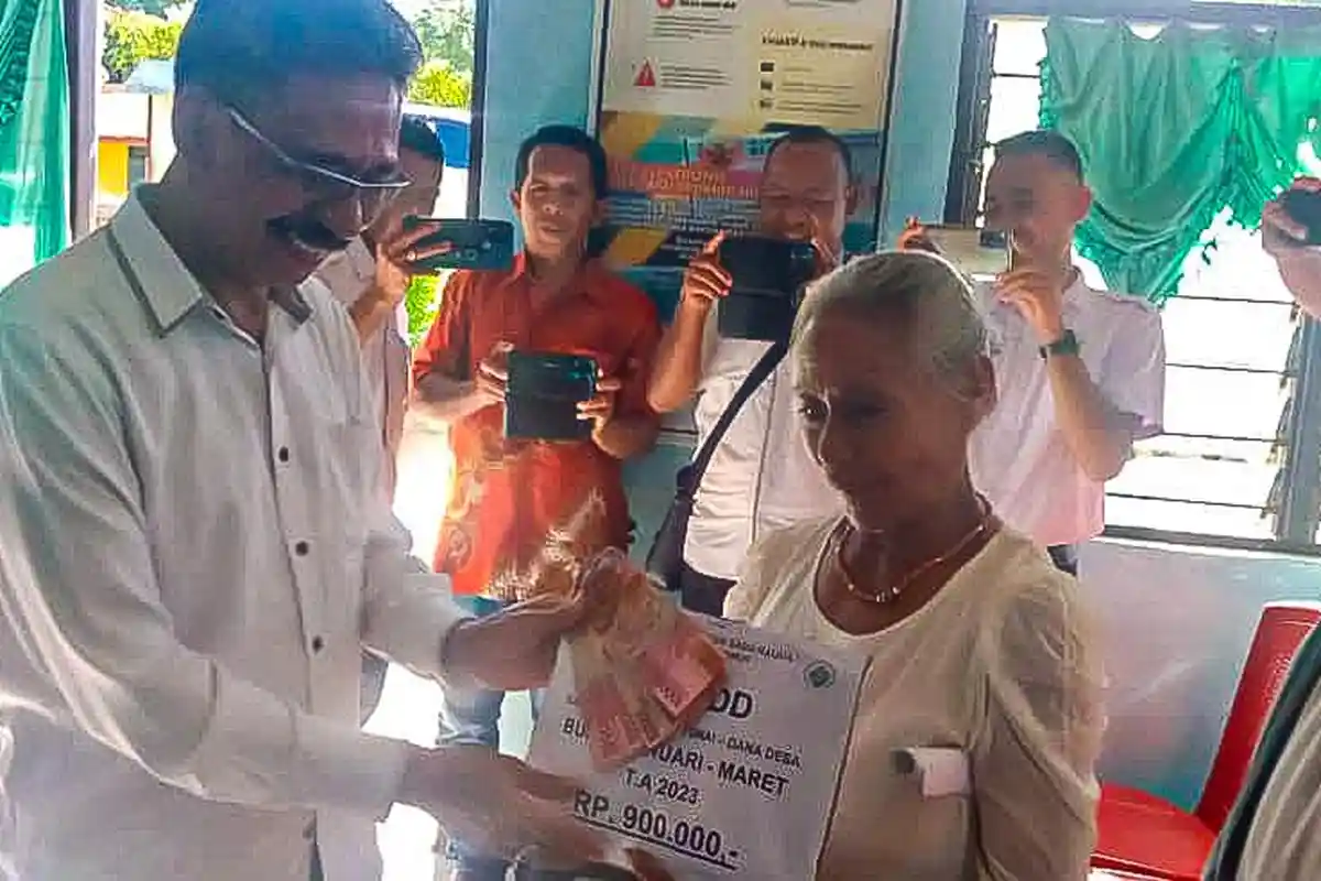 44 KK Desa Bodae Sabu Raijua Terima Bantuan Langsung Tunai