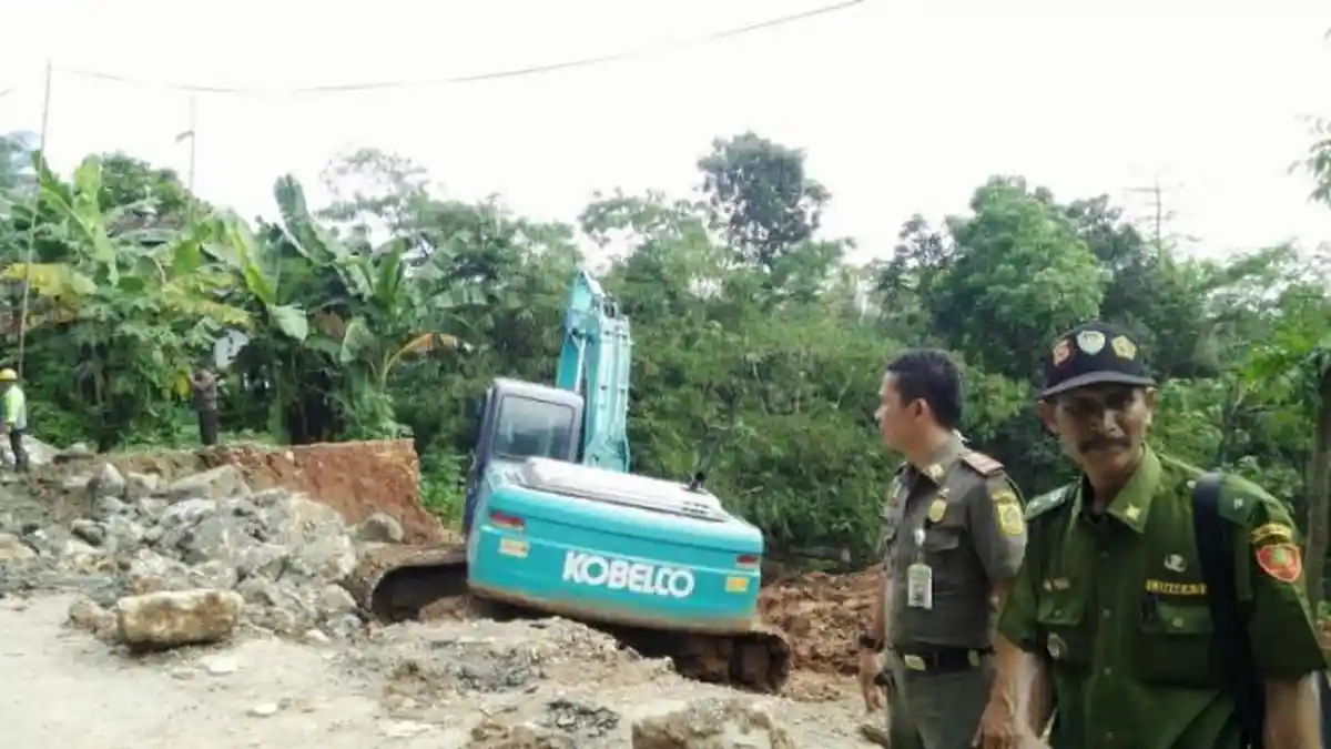 Longsor Memutus Akses Jalan Penghubung Desa Nambo, Warga Tak Bisa Melintas