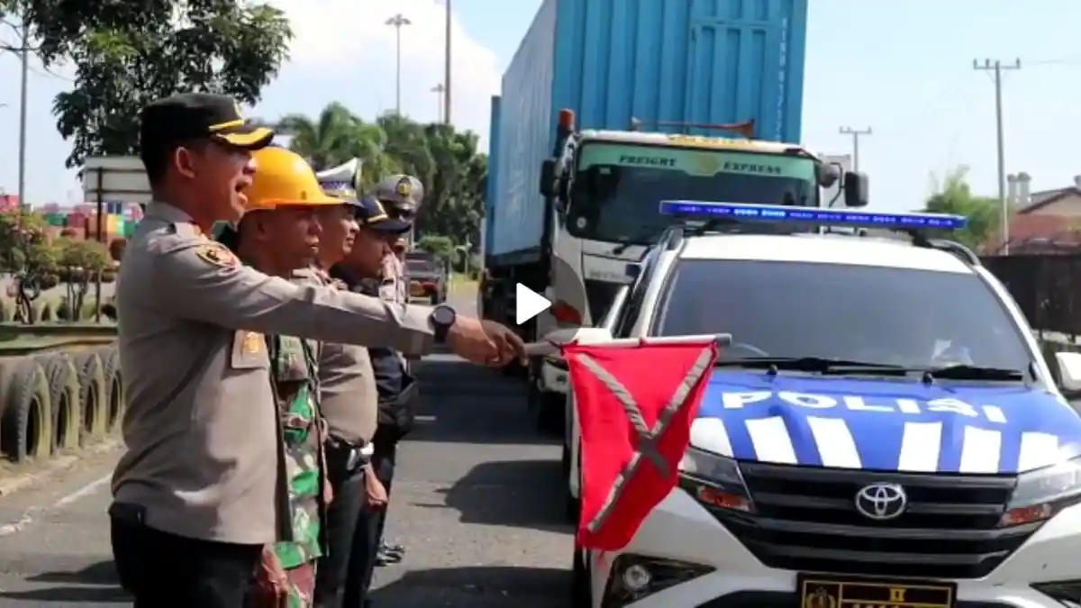 Kapolres Pelabuhan Belawan Turun Langsung Pengamanan dan Kawal Pemberangkatan Logistik F1H2O ke Toba