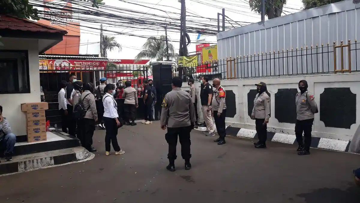 Penjagaan Ketat Polisi di PN Jaksel Selama Sidang Praperadilan Rizieq Shihab, Begini Situasinya - pengamanan-di-pn-jaksel-3.jpg