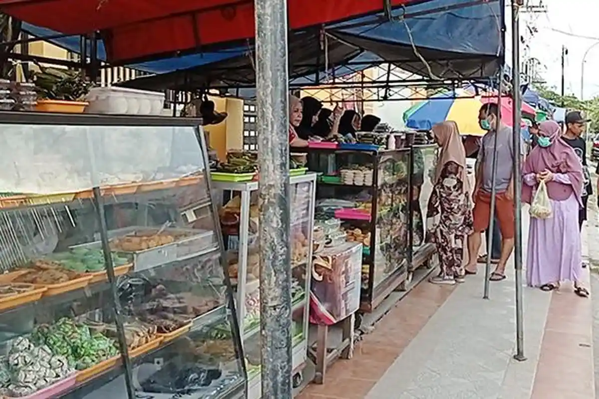 Aneka Takjil di Pelataran Masjid At Taqwa Sorong Dibanderol Mulai Rp2.000-an