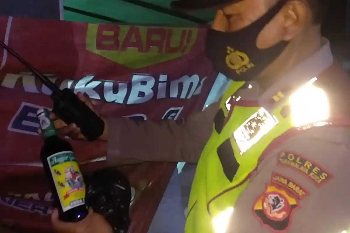 Berjualan Miras Berkedok Kios Jamu, Dn Sembunyikan Miras di Bawah Jembatan di Kota Tasik