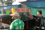 Suasana-saat-polisi-mengangkut-dua-mesin-judi-ketangkasan-yang-dirusak-emak-emak.jpg