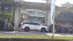 ormas-parkir-mobil-Toyota-Fortuner-di-depan-pintu-masuk-SMP-Negeri-1-Cibinong.jpg
