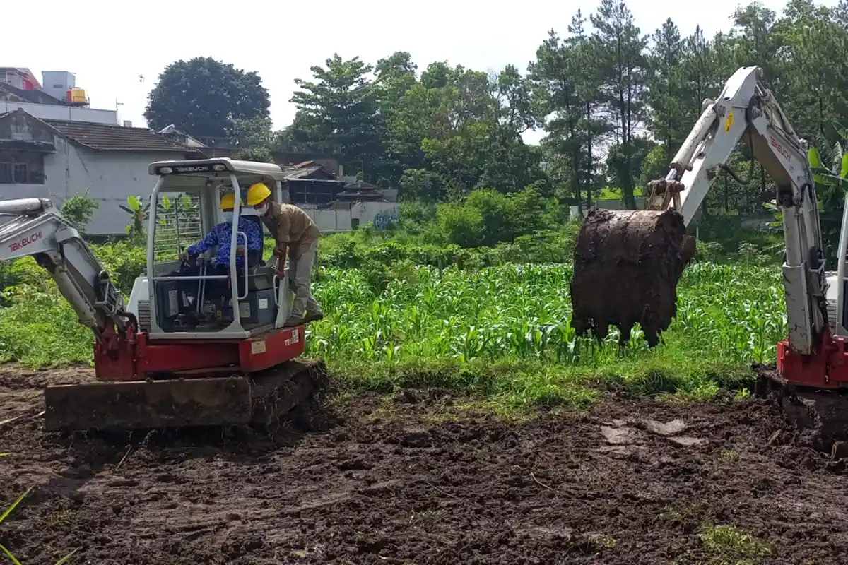 Lakukan Cangkul Perdana Buat Kolam Retensi di Cimahi, Ngatiyana dan Mang Oded Saling Lempar Candaan