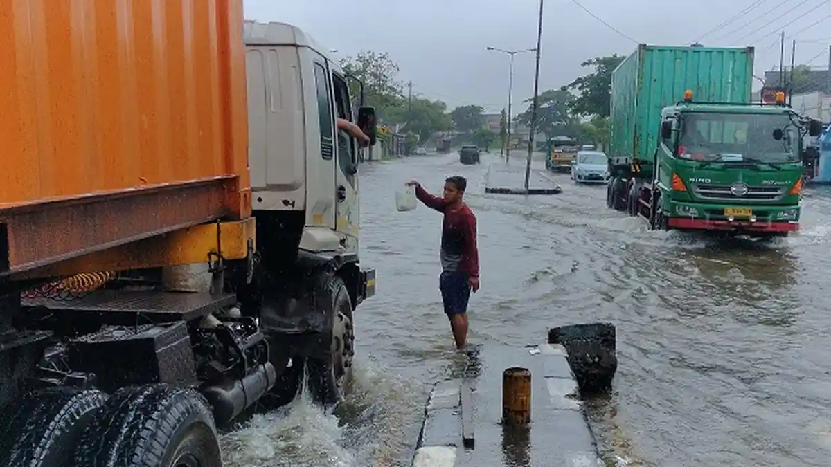 Waspada Saat Lewat Pantura Jati Wetan Kudus, Banjir dan Lubang Jalan Bayangi Pengendara