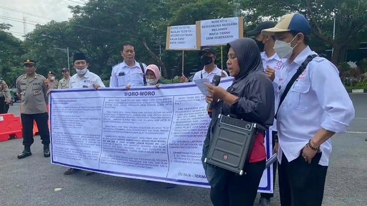 Dua Warga Sumberejo Semarang Orasi di Depan Polda Jateng, Tanahnya Diserobot untuk Tanah Urug Tol