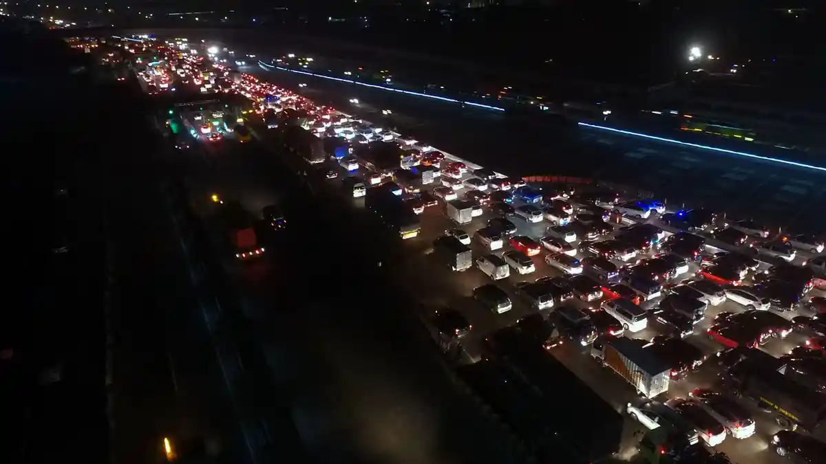 Jalur Brebes-Purwokerto Macet 6 Kilometer, Polisi Berlakukan Contra Flow