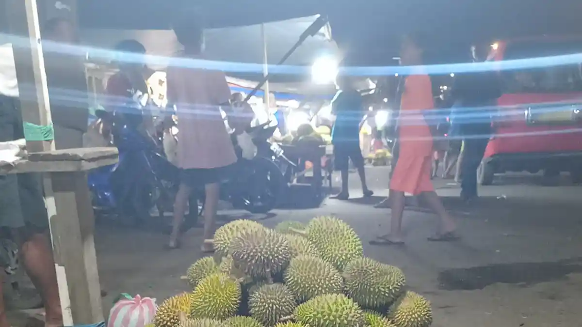 Penjual Durian Pasar Mardika Ambon Bagikan Tips Cara Aman Bawa Durian ke Pesawat