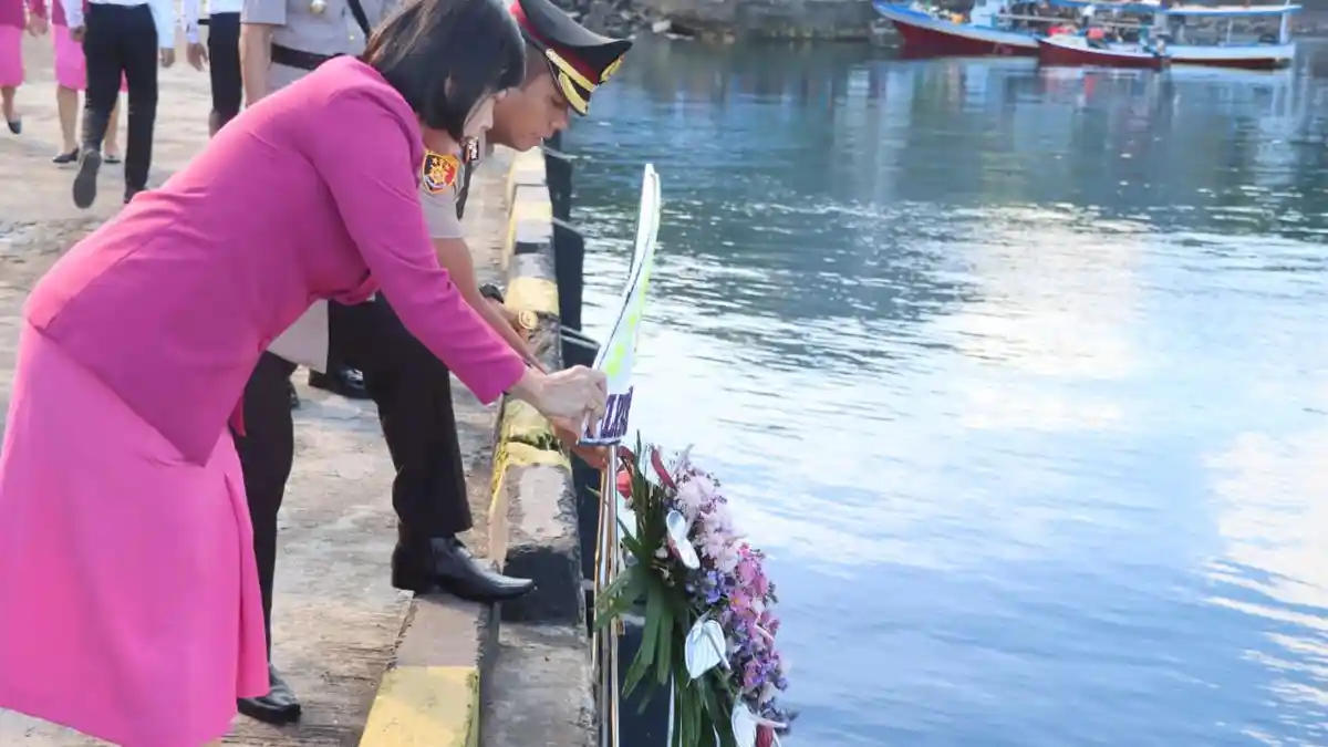 HUT ke-77 Bhayangkara, Polres Sitaro Gelar Upacara Tabur Bunga di Pelabuhan Pehe
