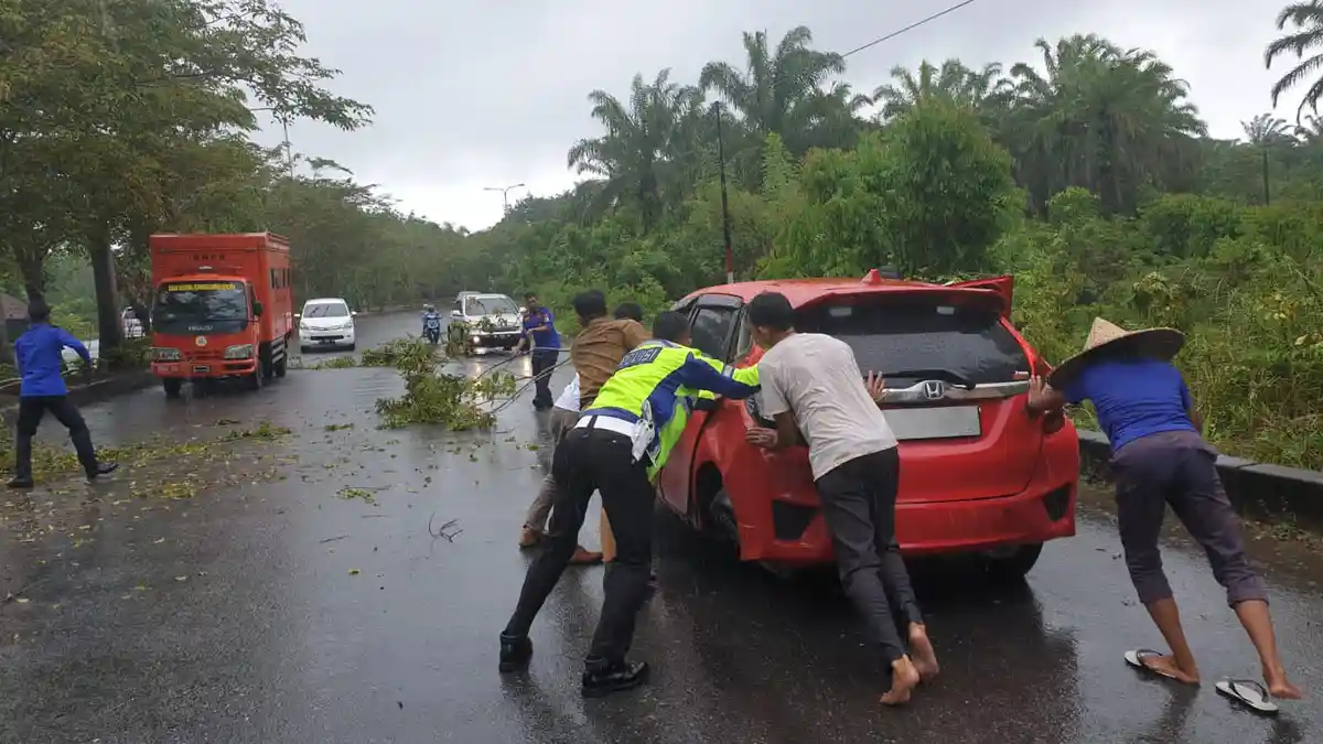 Anggota DPRK Nagan Raya Dilarikan Ke RSU, Setelah Mobil Tabrak Trotoar Jalan