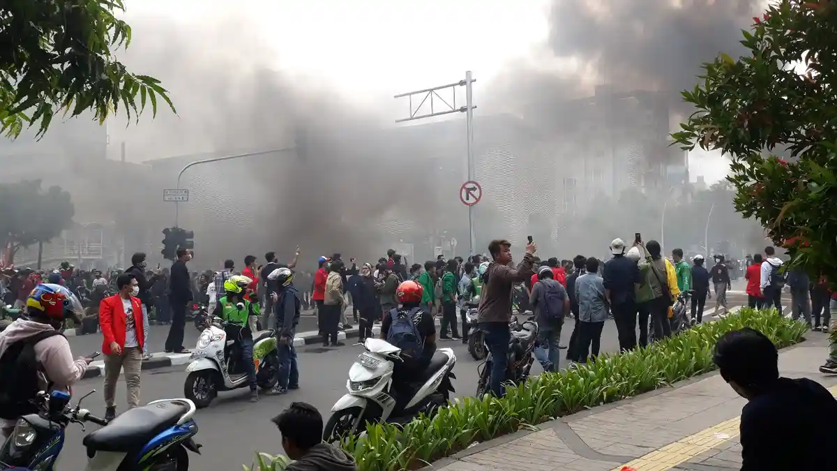 Ricuh di Jalan MH Thamrin, Pos Polisi hingga CCTV Dirusak Massa