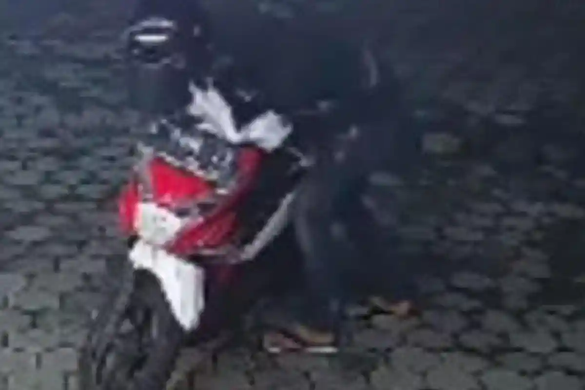 Asyik Ngepel, Karyawan Minimarket di Surabaya Dengar Alarm Nyala, Syok Pergoki Maling Curi Motornya