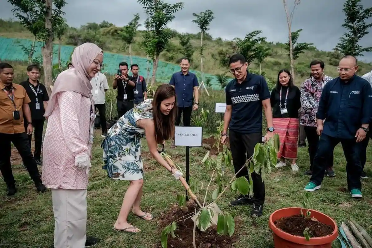 Sandi Uno dan Pemuda Pemuda ASEAN Tanam Pohon Muting di Golo Mori Labuan Bajo