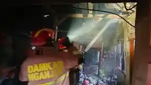 Damkar-nganjuk-padamkan-rumah-Pasutri-terbakar.jpg