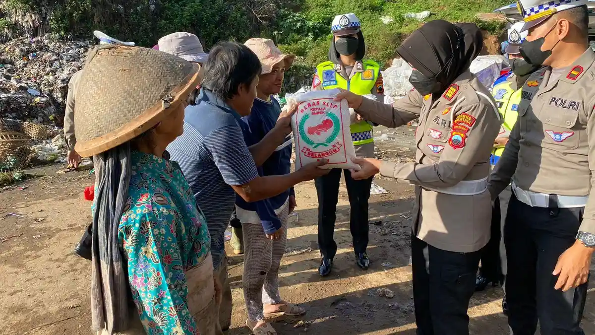 Jumat Berkah, Sat Lantas Polres Salatiga Berikan Bantuan Sosial di TPA Ngronggo