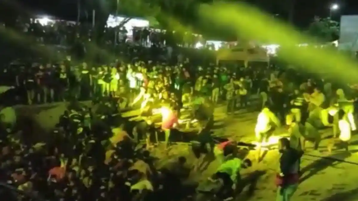 Video Viral di Kediri, Panggung Konser Dangdut Ambruk di Desa Menang