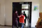 PROSES-SIDANG-Terdakwa-Buntesh-saat-memasuki-ruangan-sidang-di-Pengadilan.jpg
