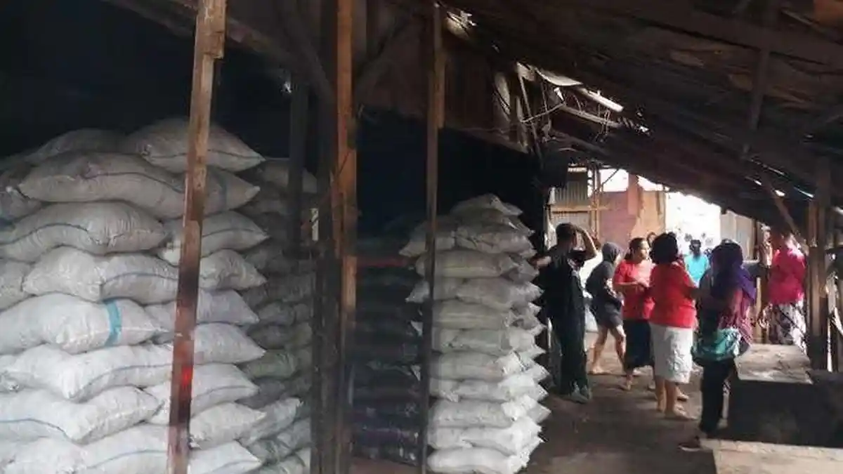 Rekonstruksi Pembunuhan Pria Dibungkus Karung di Bekasi Memancing Perhatian Warga