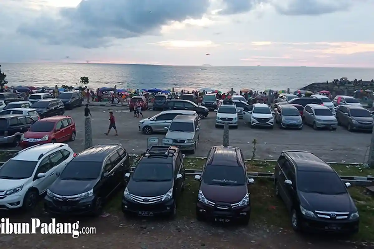 POPULER -  Pantai Padang Ramai Dikunjungi Sambut Tahun Baru| Demo PKL hingga Coffee Morning