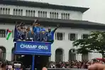 Pemain-Persib-Tiba-di-Gedung-Sate.jpg