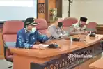 bupati-gresik-sambari-halim-radianto-saat-memimpin-rapat.jpg
