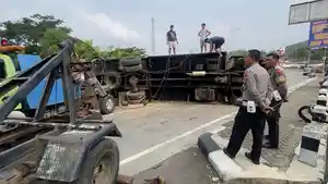 Kecelakaan-truk-boks-terguling-di-Exit-Tol-Bawen.jpg