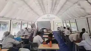 Siswa-SMKN-1-Cileungsi-mengikuti-pembelajaran-di-tenda-darurat.jpg