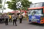 Kapolres-Sampang-AKP-Siswantoro-Lepas-dua-bus-pariwisata-rombongan-balik.jpg