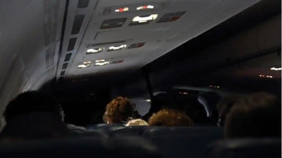 Terkuak, Ini Alasan Mengapa Lampu Kabin Pesawat Selalu Diredupkan Saat Take-off dan Landing