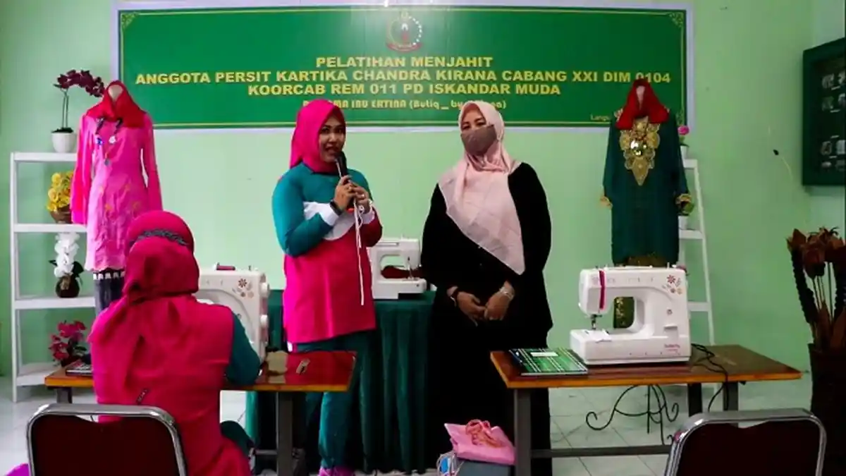 Persit KCK XXI Kodim 0104 Latih Anggotanya Menjahit