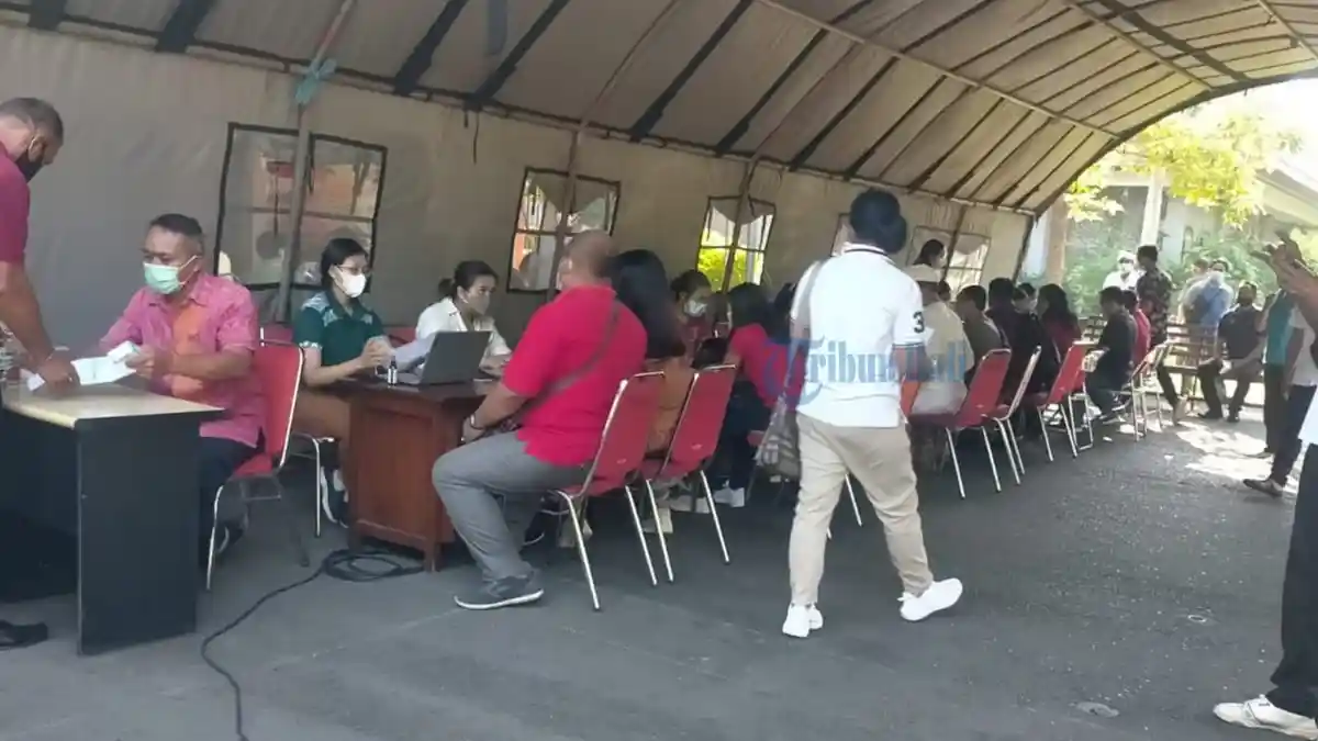 UPDATE: Antrian Vaksinasi Membludak di Wantilan DPRD Provinsi Bali, Suarjaya: Khusus Petugas Publik