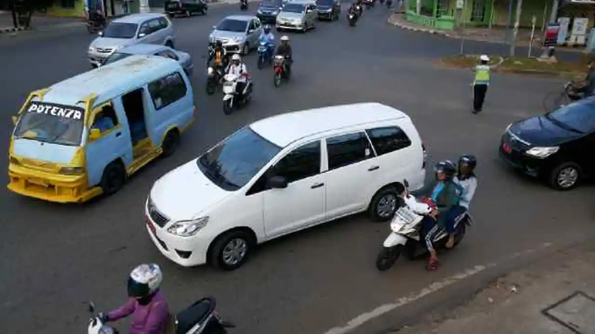 Turun Naik Penumpang Sembarangan, Angkot Dituding Biang Kemacetan