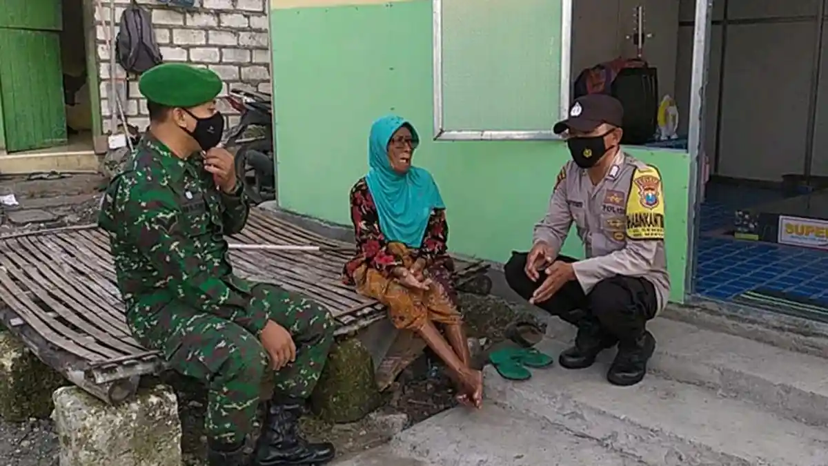 Anggota TNI-Polri Urunan Beli Kasur, Nenek di Gresik Bisa Tidur Nyenyak - bantuan-kasur-untuk-janda-miskin-gresik1.jpg
