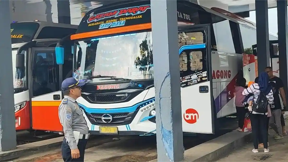 Hasil Ramp Check Bus di Terminal Surodakan Trenggalek selama Libur Isra Miraj dan Imlek 2025