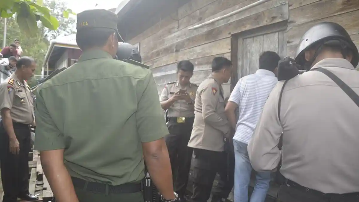 Santi Pingsan Setelah Tahu Suaminya Tewas Ditembak Polisi