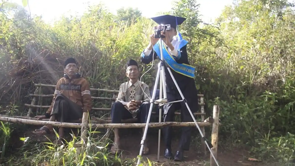 VIRAL Anak Petani di Agam Naik Bukit Cari Sinyal Demi Wisuda Virtual, Sang Ayah Ikut Bangga
