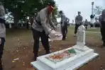 kapolres-bungo-akbp-trisaksono-puspo-aji-saat-ziarah-di-taman-makam-pahlawan-tmp-satria-negara.jpg