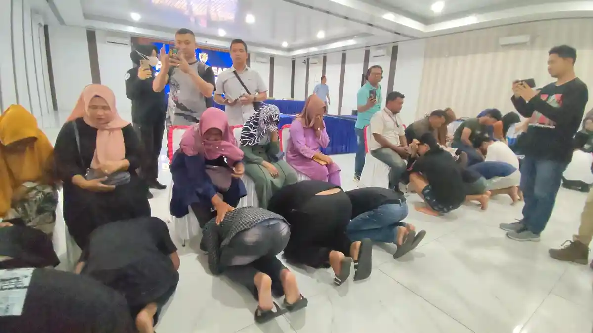 21 Anggota Geng Motor Menangis Berlutut Dihadapan Orang Tua Usai Diamankan Polres Asahan