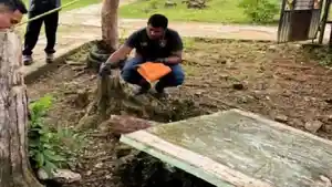 POLISI-LAKUKAN-OLAH-TKP-MURID-SD-MENINGGAL.jpg