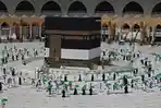 Jemaah-memegang-payung-untuk-melindungi-diri-dari-panas-tiba-di-Kabah.jpg