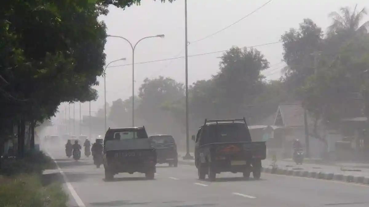 Hujan Abu Pasca Erupsi Merapi, Jarak Pandang di Jalan Boyolali-Solo Terbatas