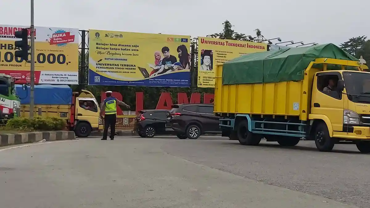 Pengendara Kebingungan Traffic Light Hajimena Natar-Bandar Lampung Dialihfungsikan