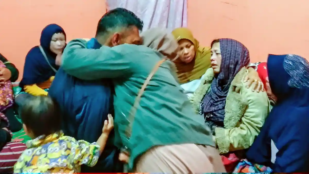 Tangis Pilu Aiptu Rukur Sidabutar dan Istri Ratapi Putra Kedua Lettu Inf Erizal yang Gugur di Papua