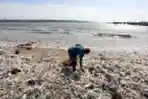 Sampah Plastik Banjiri Pantai Kedonganan Bali
