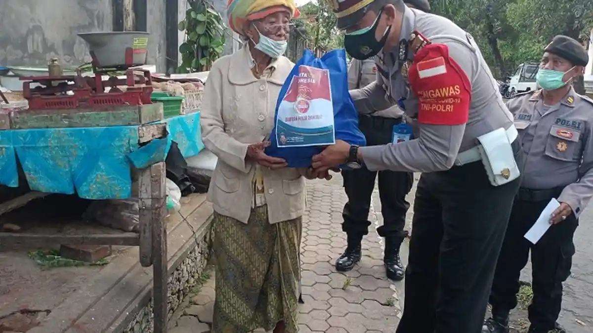 Anggota Polres Bangli Bagi-Bagi Sembako, Sasar yang Belum Dapat Bantuan dari Pemerintah