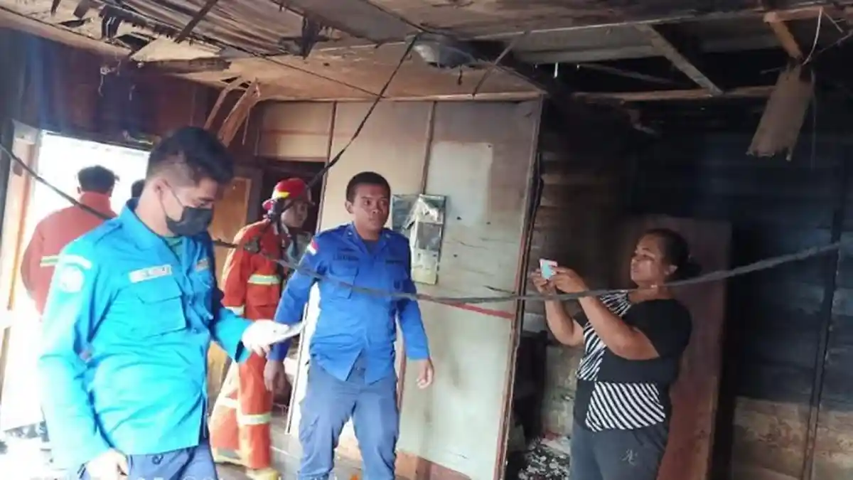 Satu Unit Rumah di Karo Dilalap 'Si Jago Merah', Pemilik sedang Pergi, Ini Dugaan Penyebab Kebakaran