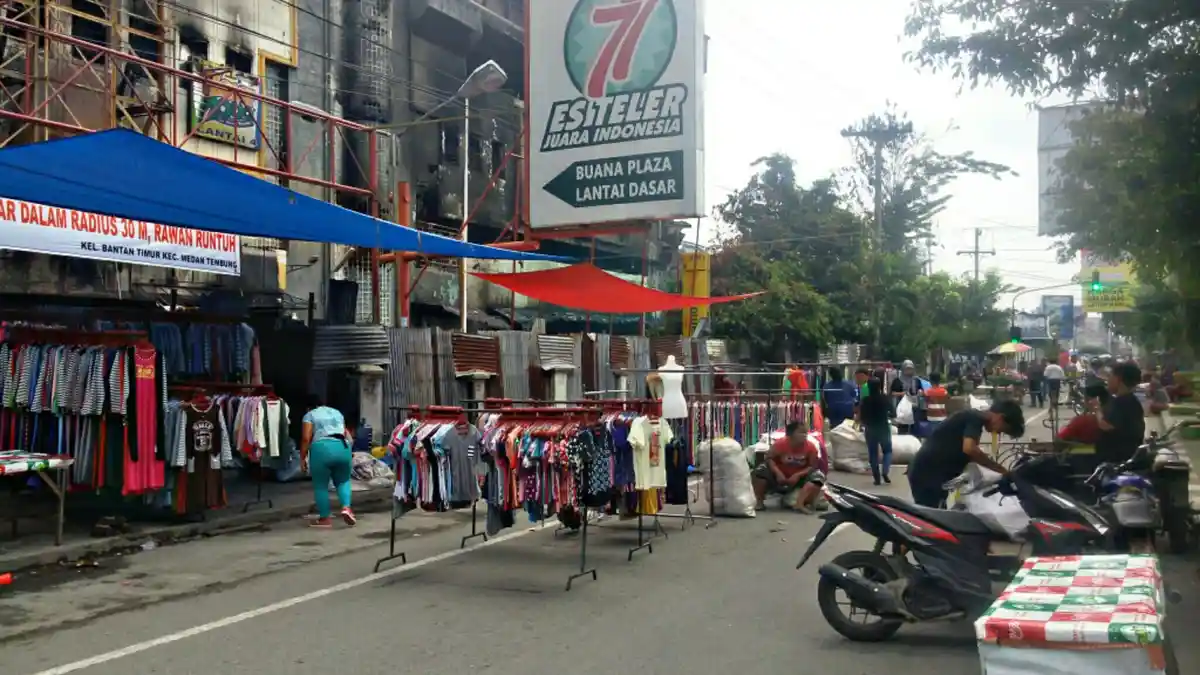 Unjuk Rasa Tak Ditanggapi, Pedagang Pasar Aksara Jualan di Tengah Jalan